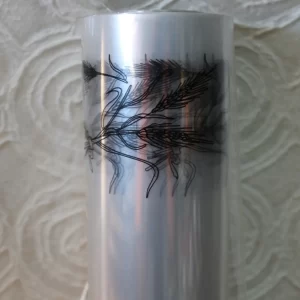 Rola celofana s črnim motivom na svetli površini