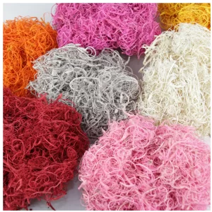 Curly mah v različnih barvah.