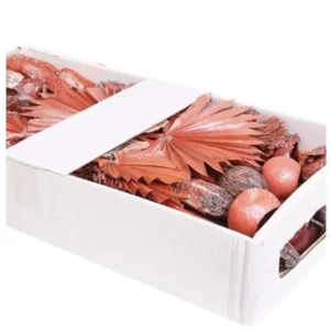 Mix eksotičnega suhega cvetja, vej in plodov rdeče barve v beli škatli.