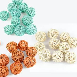 Majhne pletene kroglice v treh različnih barvah