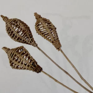 Lesena dekorativna lata lučka v natur barvi.