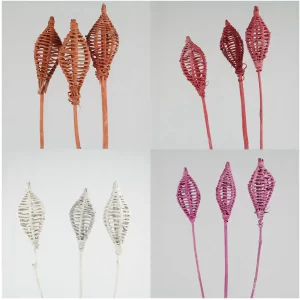 Lesena dekorativna lata lučka v več barvah.