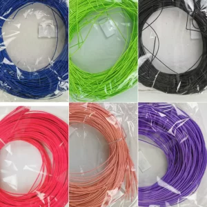 Šest različnih slik Midolino ratana v različnih barvah na belem ozadju