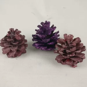 Trije barvni storži na mizi.