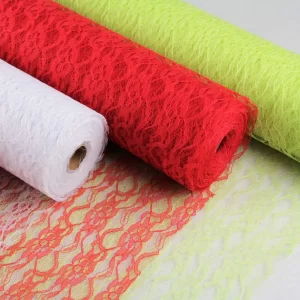 Role mreže čipka v barvah bela, rdeča in zelena postavljene drug ob drugem na belem ozadju