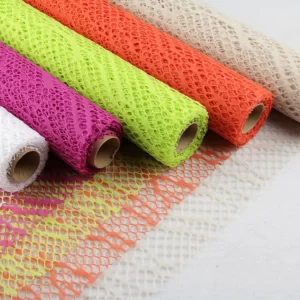 Role mreže kukorico v različnih barvah postavljene drug ob drugem na belem ozadju