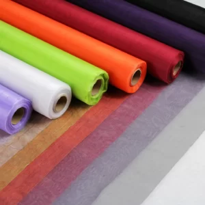 Role organce v različnih barvah postavljene drug ob drugem na belem ozadju