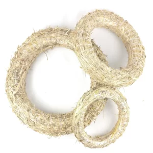 Tri slamnati obroči na belem ozadju