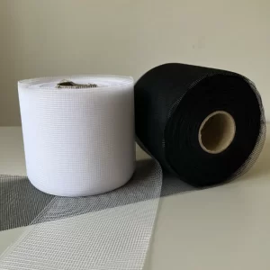 Dva traka tila (en bel in en črn) na svetlem ozadju